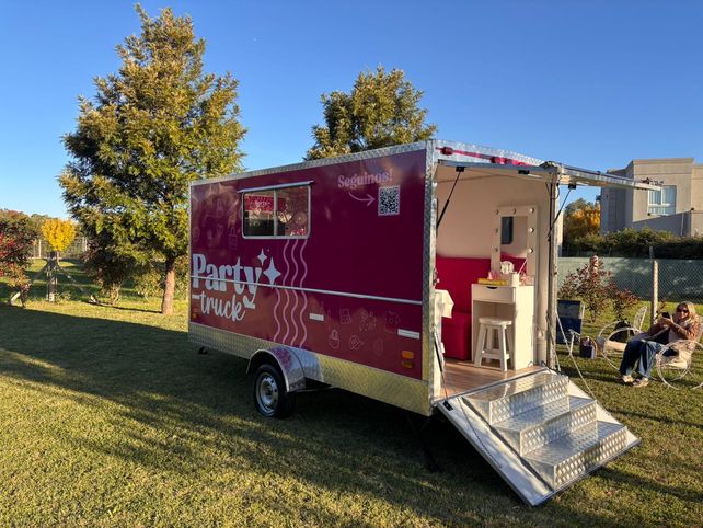 El truck es ideal para eventos en barrios privados y espacios al aire libre con suficiente lugar para estacionarlo y una conexión eléctrica cercana.