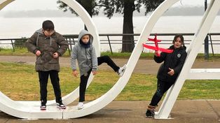 Todos por Nico. El nene &nbsp;jugó con amigos hoy en el Parque de las Colectividades.