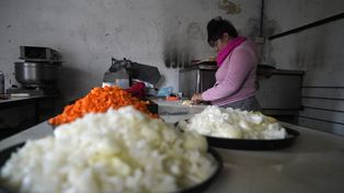 En el comedor de La Graganta Poderosa del barrio Los Pumitas se preparan alimentos para 200 familias.