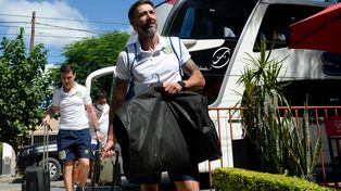 Conductor. Cristian González fue uno de los primeros en bajar del micro. El DT confía plenamente en que su equipo se recuperará.