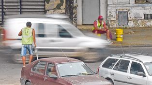 Dueños de la calle. Muchos cuidacoches extorsionan a los automovilistas para obtener dinero.