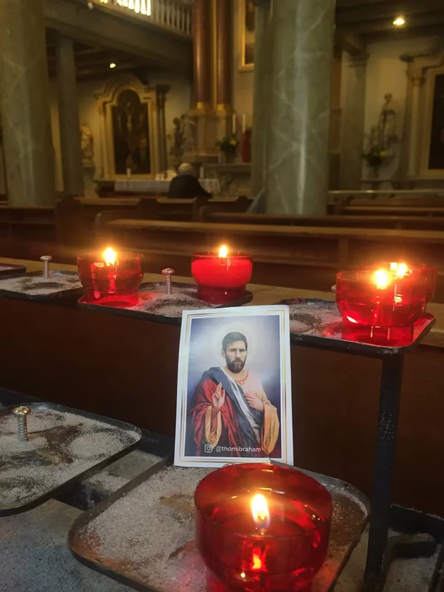 La estampita con la imagen de Lionel Messi.