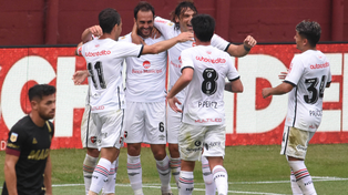 Gentiletti señaló el tercero de cabeza y lo celebra con sus compañeros.