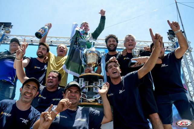 El joven Otto Fritzler celebra con su equipo la conquista de la Copa de Plata tras haber salido segundo en San Juan.