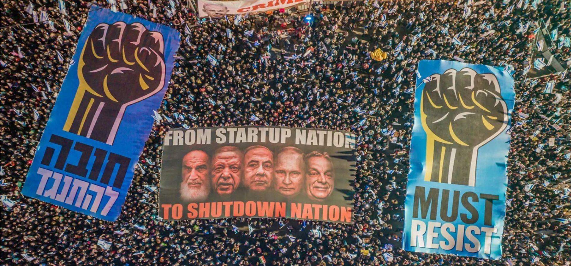 Ganador general: Debe resistir por Or AdarO Adar, un fotógrafo israelí, capturó la toma ganadora titulada Must Resist. La imagen muestra a miles de manifestantes durante una manifestación en Tel Aviv contra los planes de reforma judicial del primer ministro Benjamin Netanyahu.