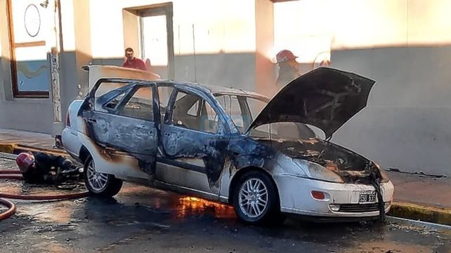 Automóvil se incendió por completo en calle Chile de Paraná