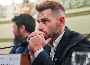 Piden sanciones para el senador que se grabó manejando mientras tomaba mate y usaba celular