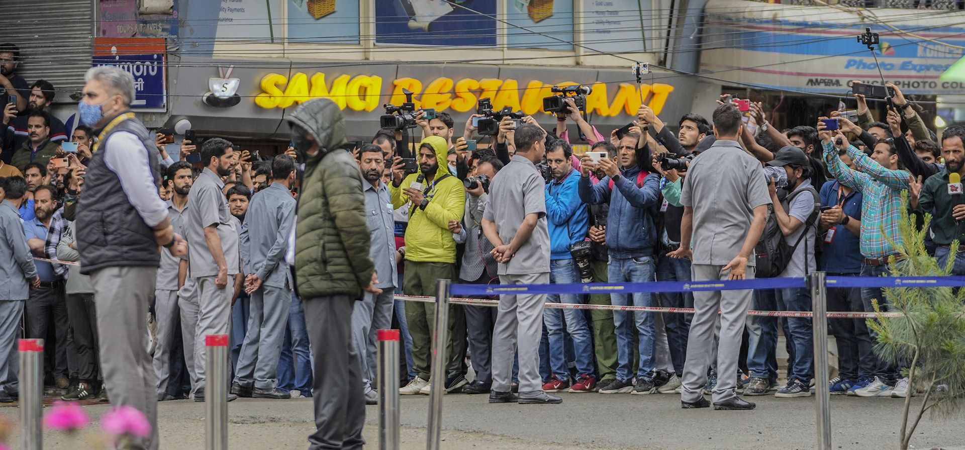 Periodistas locales cubren una visita de delegados del G20 que visitan un mercado recientemente renovado en Srinagar, Cachemira controlada por India, el miércoles 24 de mayo de 2023. Delegados del Grupo de los 20 principales países ricos y en desarrollo están en Cachemira controlada por India para una reunión sobre turismo que comenzó el lunes. (Foto AP/Mukhtar Khan)