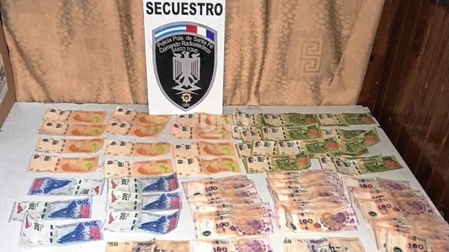Iban en moto con un arma de guerra cargada y dinero en Santo Tomé