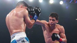 Brian Arregui intenta bloquear el derechazo de su rival.