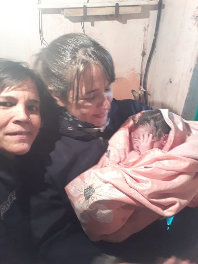 Dos policías ayudaron al nacimiento de una beba