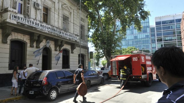 Bomberos Zapadores actúan en la cárcel de mujeres. Fue ayer a la mañana en barrio Refinería. (Foto La Capital/Virginia Benedetto)