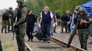 El cuerpo de Angel Franco Iglesias es bajado del puente ferroviario de Génova al 2000 la mañana del 20 de octubre pasado.&nbsp;