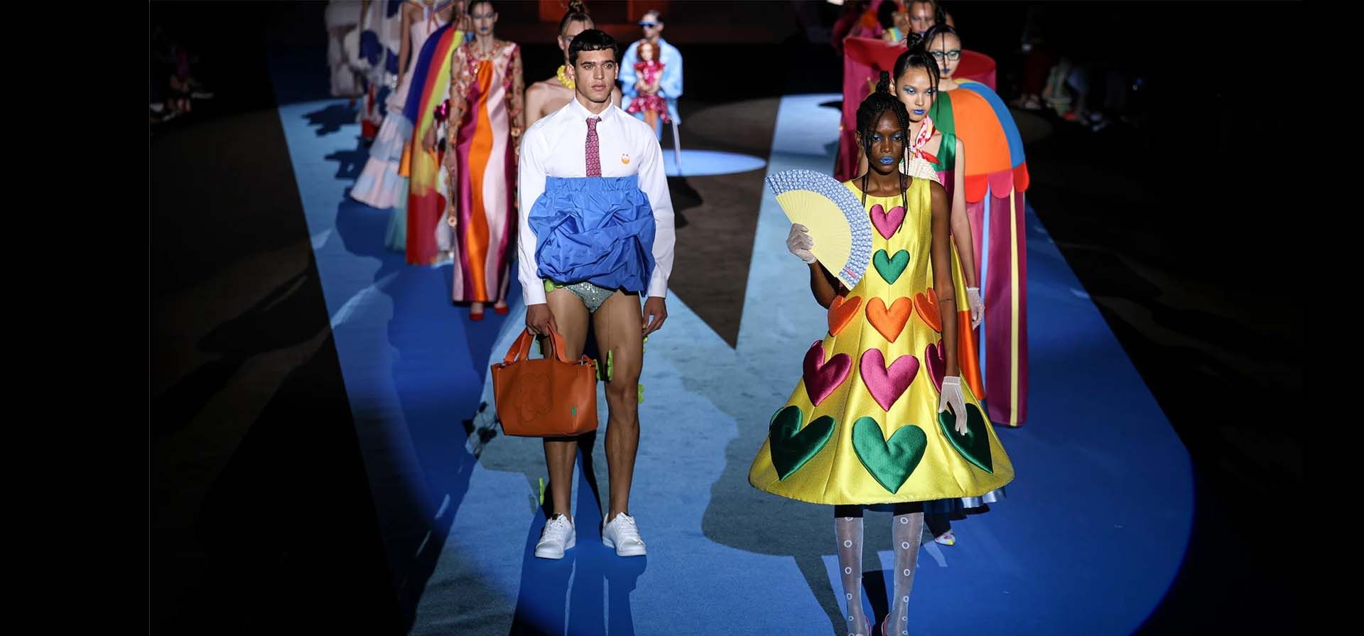 Modelos desfilan en el desfile de Agatha Ruiz De La Prada durante la Mercedes-Benz Fashion Week Madrid en Ifema, Madrid, España. Fotografía: Pablo Cuadra/Getty Images Modelos desfilan en el desfile de Agatha Ruiz De La Prada durante la Mercedes-Benz Fashion Week Madrid en Ifema, Madrid, España. Fotografía: Pablo Cuadra/Getty Images