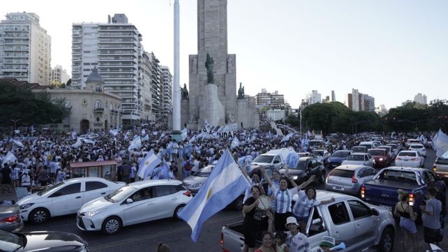 Una multitud copó el Monumento para celebrar el triunfo de Argentina.