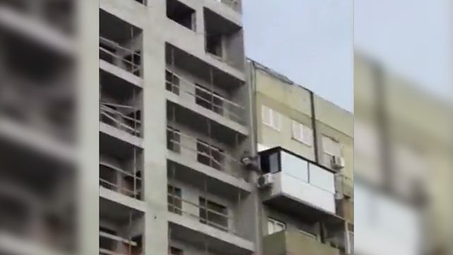 En un piso 11, un albañil pasó de un edificio en construcción a un balcón para robar
