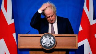 Boris Johnson en problemas. La esposa del primer ministro, Carrie Johnson, supuestamente ayudó a organizar la celebración.