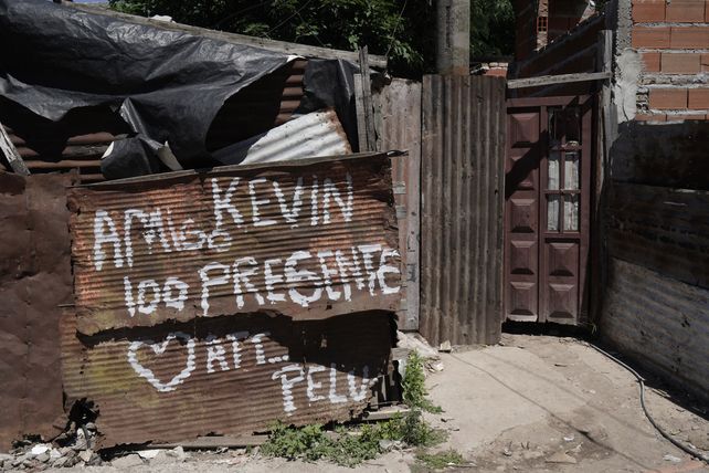 En el extremo sur del barrio Las Flores muchas pintadas recuerdan a Kevin Gómez