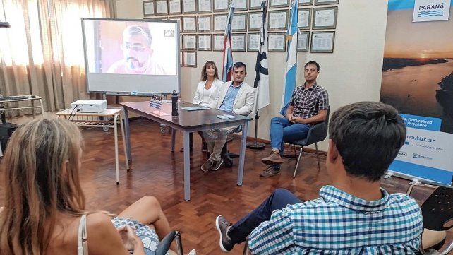 Detalles. El egresado de la Tecnicatura será capaz de colaborar con autoridades en tareas referidas a gestión de los recursos y servicios de las ciudades tales como: tránsito