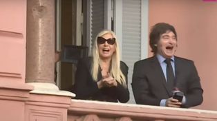 Susana Giménez junto a Javier Milei en el balcón de la Casa Rosada, el mismo día en que se conoció el lacerante índice de desempleo.