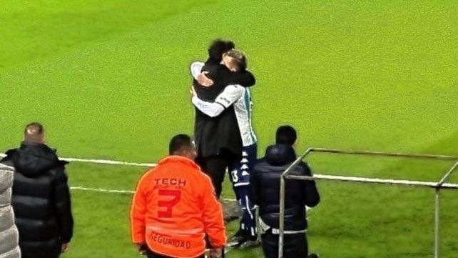 El abrazo del alma de dos campeones con Colón