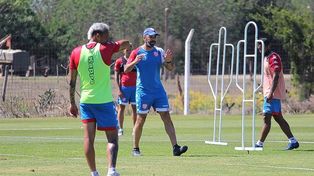 Juan Azconzábal mete tres cambios y modifica el esquema