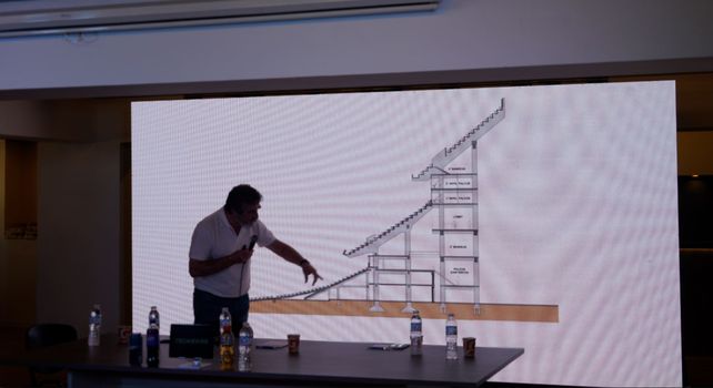 Eduardo nieto, uno de los arquitectos, muestra algunos de los detalles de una obra que llevará varios meses.