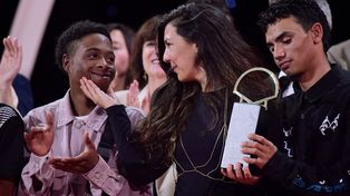 La directora Laura Mora (centro) entre los actores Cristian Campana y David Andrés tras recibir la distinción.