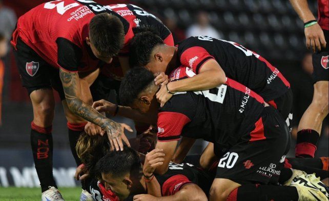 Los jugadores de la reserva de&nbsp; Newells festejan la vistoria y la clasificación.