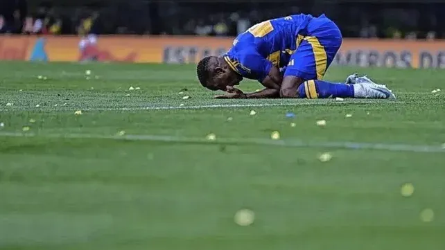 Luis Advíncula se lamenta en el superclásico.