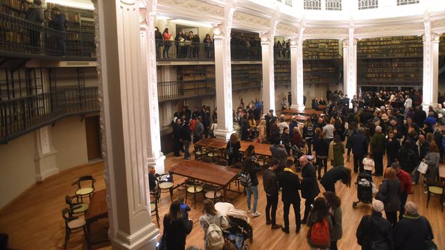 Luces, música y acrobacias en la reinauguración de la Biblioteca Argentina