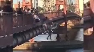 Así se arrojaron dos jóvenes del Puente Colgante a la laguna Setúbal