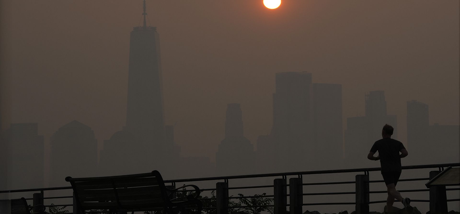 Un hombre corre frente a la salida del sol sobre el horizonte del bajo Manhattan en Jersey City, Nueva Jersey, el 8 de junio de 2023. El aire espeso y lleno de humo de los incendios forestales canadienses provocó la contaminación del aire en la ciudad de Nueva York y en todo el noreste de los Estados Unidos esta semana. (Foto AP/Seth Wenig, archivo) Un hombre corre frente a la salida del sol sobre el horizonte del bajo Manhattan en Jersey City, Nueva Jersey, el 8 de junio de 2023. El aire espeso y lleno de humo de los incendios forestales canadienses provocó la contaminación del aire en la ciudad de Nueva York y en todo el noreste de los Estados Unidos esta semana. (Foto AP/Seth Wenig, archivo)