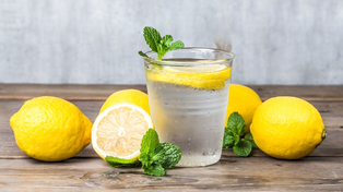 ¿El agua caliente con limón es realmente buena para la salud?