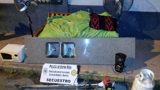 Recuperaron lo robado en una casa y una moto abandonada