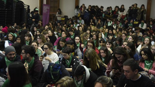 En Rosario, el verde abarrotó la Facultad de Humanidades