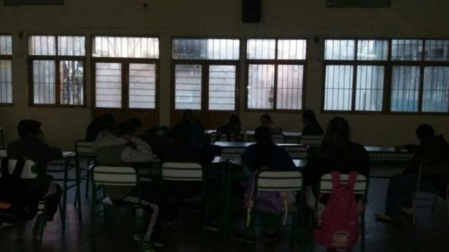Apagón contra el tarifazo en las escuelas