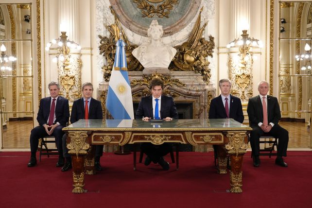 El presidente Javier Milei apuntó a la oposición por impulsar un conjunto de leyes para atacar la “piedra angular” de su gestión.