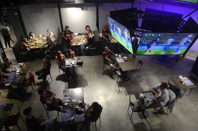 Todo el corredor gastronómico de avenida Pellegrini se pobló de hinchas que no se perdieron detalles del derby.