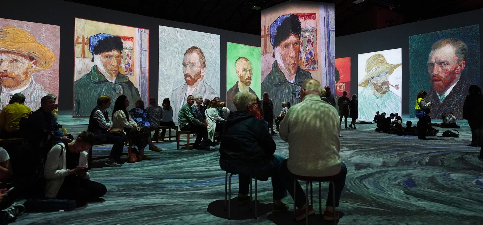 Visitantes de «Más allá de Van Gogh: La experiencia inmersiva» en el Utilita Arena. Esta exposición itinerante presenta más de 300 obras del pintor proyectadas en todo el espacio expositivo, Newcastle, Reino Unido. Fotografía: Owen Humphreys/PA Visitantes de «Más allá de Van Gogh: La experiencia inmersiva» en el Utilita Arena. Esta exposición itinerante presenta más de 300 obras del pintor proyectadas en todo el espacio expositivo, Newcastle, Reino Unido. Fotografía: Owen Humphreys/PA
