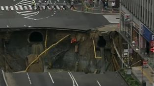 Un socavón se traga una avenida en Japón