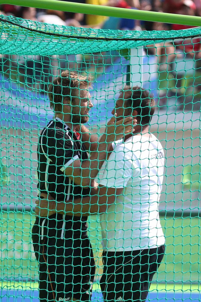 La llamativa reacción del entrenador de Los Leones tras el triunfo ante Alemania