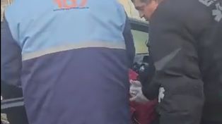 La mujer fue asistida frente a la Dirección de Tránsito. Todo salió bien. Mamá y bebé están ahora en la Maternidad Martin.&nbsp;