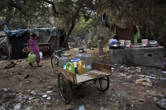 Buscar agua. El 50 por ciento más pobre está compuesto por 3.500 millones de habitantes. (AP)