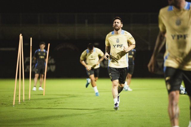 La Selección Argentina practico este lunes. Messi tuvo su regreso.