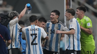 Los chicos argentinos festejan el triunfo ante Brasil en cuartos de final.