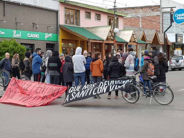 Protesta frente al juzgado de Esquel tras el hallazgo de un cuerpo en el río Chubut