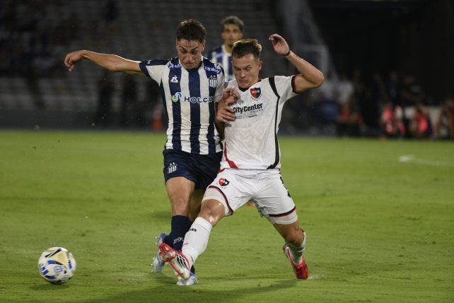 Newells no pudo con Talleres. Luca Regiardo forcejea con un rival de la T.