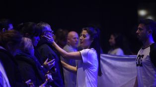 Leda Bergonzi durante una de sus intervenciones espirituales.