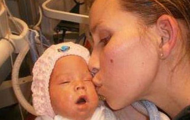 A salvo. La beba milagrosa junto a su madre